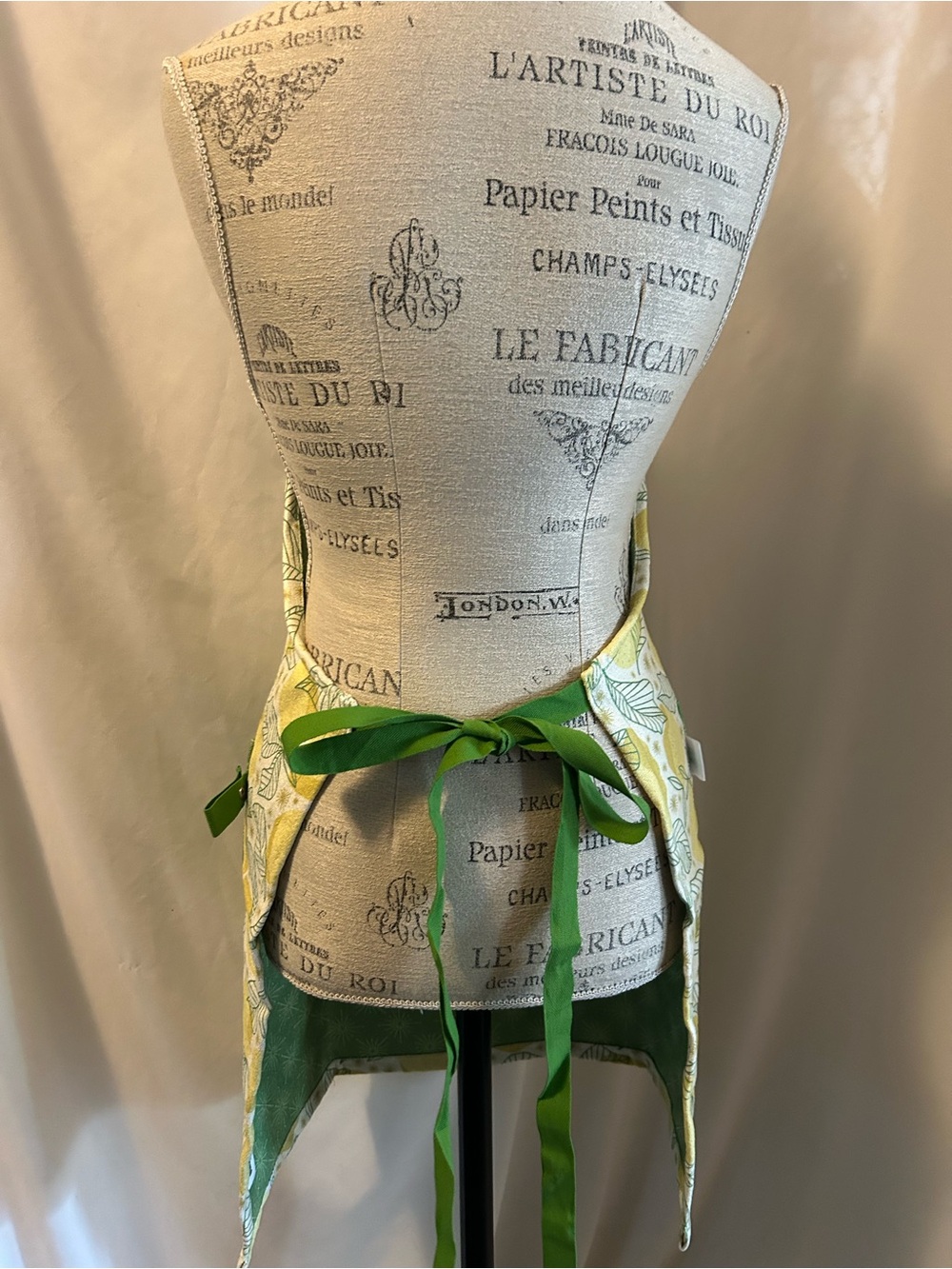 Lemon Print Apron in Yellow and Green - Picture 5 of 6